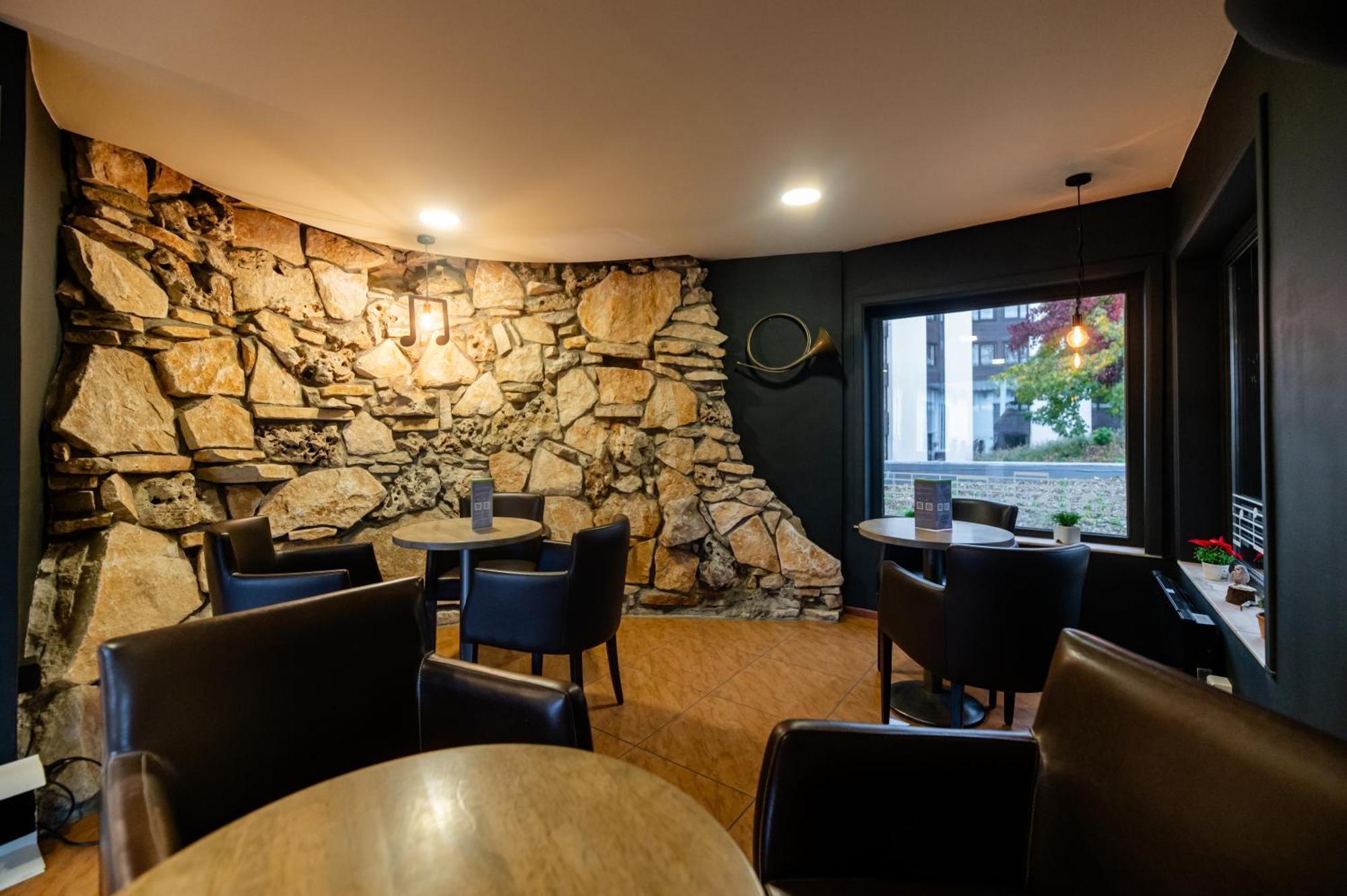 Logis Hotel Restaurant Des Acacias Lille Neuville En Ferrain נוביל-אן-פרה מראה חיצוני תמונה